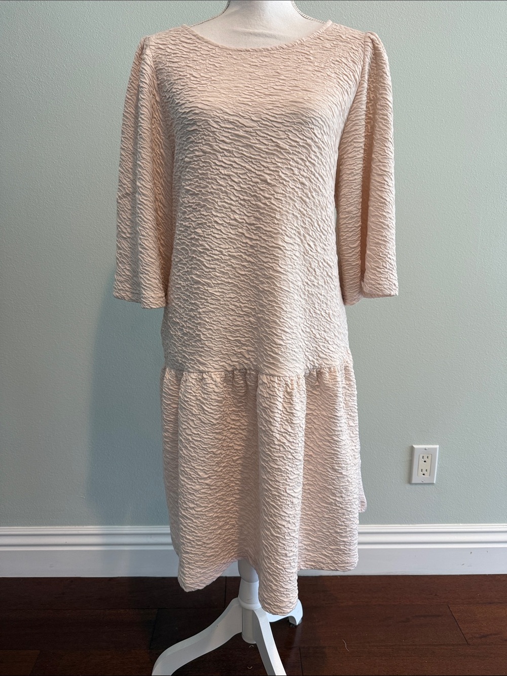 NWTS Women's Textured Drop-Waist Dress in Blush PTP 211/2 stretches to 24 1/2.